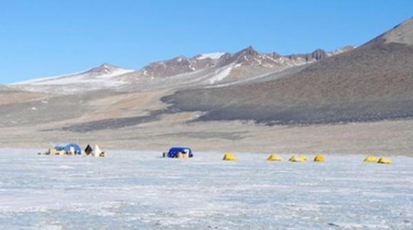 bacterii vii care traiesc sub gheata fara lumina si oxigen descoperite in antarctica este un potential model pentru forme de viata de pe alte planete