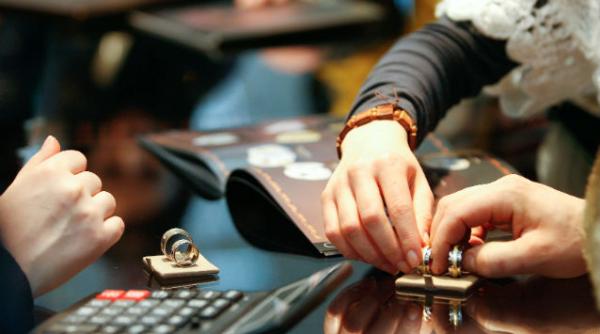 dupa 19 ani de casnicie a aflat ca sotia lui fusese nascuta barbat acum imi explic de ce nu tia sa calce rufe