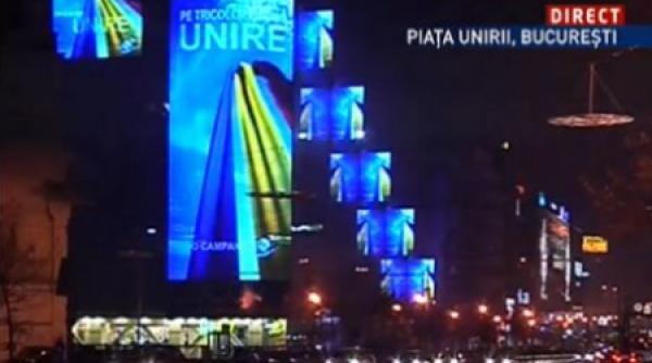 pe tricolor e scris unire gadea badea ursu ciutacu si alti jurnalisti antena 3 au impartit steaguri in piata unirii