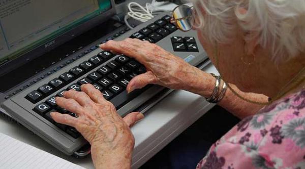 pensionarii din sectorul 6 al capitalei au cursuri gratuite de folosire a computerului