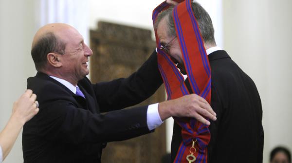 ambasadorul mark gitenstein decorat de basescu cu ordinul national steaua romaniei in grad de mare cruce