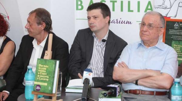 ionut vulpescu lanseaza azi volumul din tara in care stanga e cartu si dreapta e lacatus
