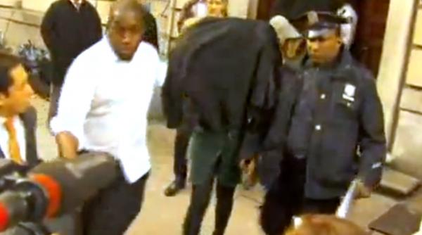 lindsay lohan retinuta de politie dupa o altercatie intr un club de noapte video