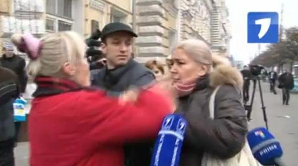 protest in fata primariei chisinau lidera pensionarilor loveste o batrana in plina figura video