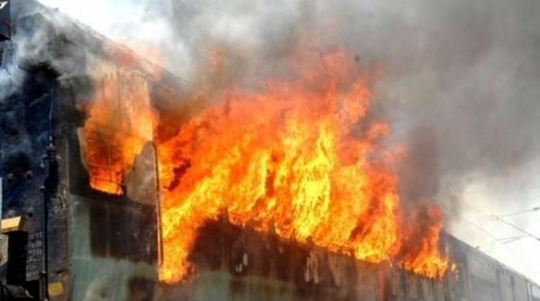 incendiu langa podul grant 7 vagoane dezafectate au luat foc