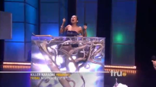 inspaimantator o fata canta karaoke intr un acvariu cu zeci de serpi video