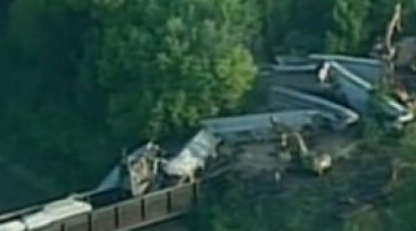 mai multe vagoane care transportau clorura de vinil s au rasturnat in raul delaware dupa prabusirea unui pod