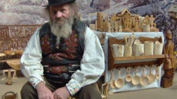 poarta numele lui cuza si s a jurat sa nu si taie parul pana nu se unesc iar romanii intr o singura tara