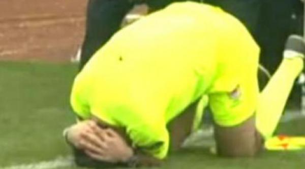 tragedie pe terenul de fotbal un arbitru a fost lovit de jucatori pana a murit video