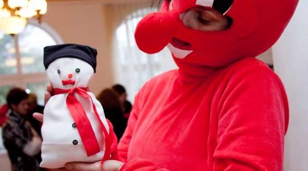 caracalul in haine de sarbatoare handmade din materiale reciclabile