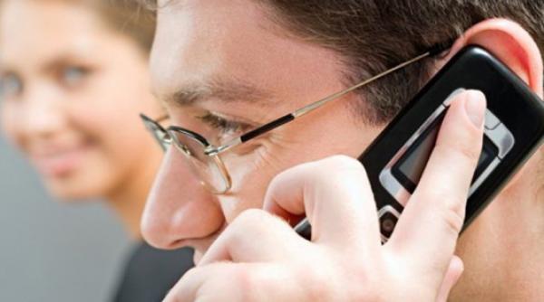 romanii vorbesc mai mult la mobil dar renunta la al doilea sim