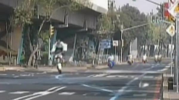 accident spectaculos al unui premergator din coloana oficiala a presedintelui mexicului video