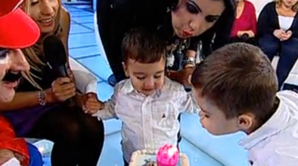 de mos nicolae copiii adrianei bahmuteanu au dat jucariile pe acadele multicolore