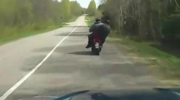 doi betivi pe scuter bomba cu ceas pe sosea video