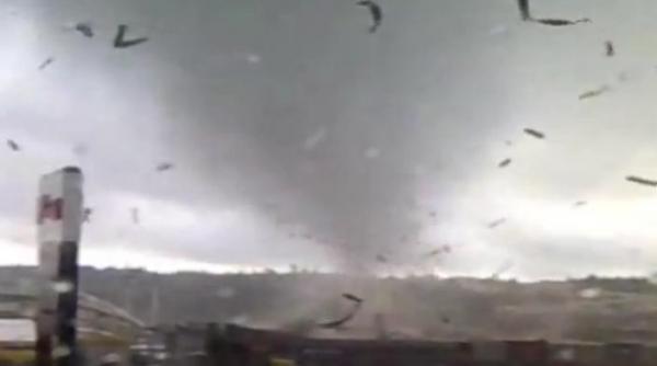 tornada devastatoare in aukland noua zeelanda trei oameni au murit si zeci de case au fost avariate video