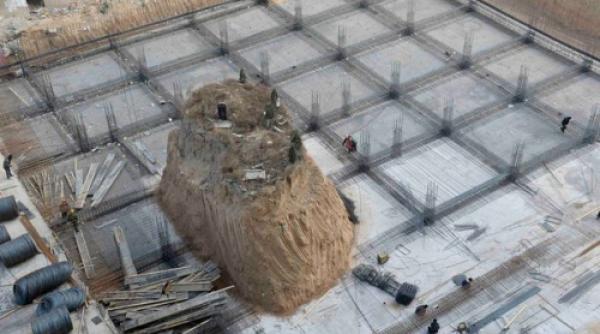 zgarie nori construit in jurul unui mormant rudele mortului nu vor sa mute locul de veci foto