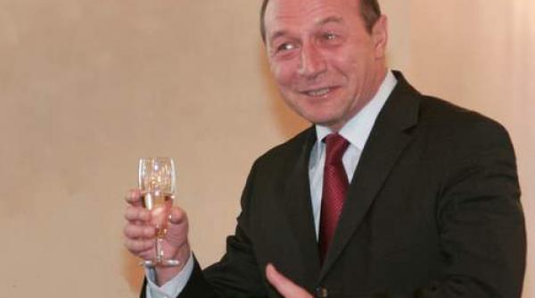 alegeri parlamentare 2012 basescu e la o petrecere privata la predeal se gandeste