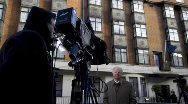 uimitor opinia publica din romania nu s a plictisit de cearta politica bbc