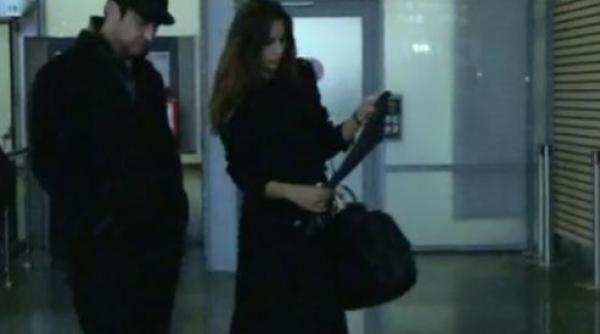 madalina ghenea si gerard butler surprinsi de reporterii norvegieni pe aeroportul din oslo video