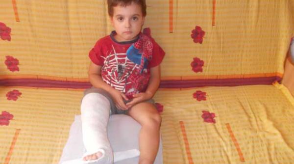 are 9 ani si 30 de fracturi lui alexandru ii trebuie doua tije care costa 8 000 de euro