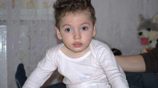 un copil distrus pe viata de o eroare medicala are nevoie de ajutor