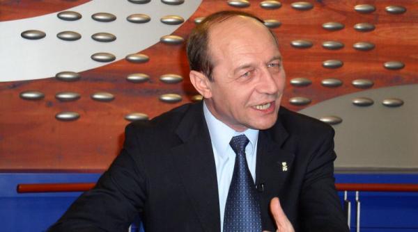 debut de partida traian basescu fata cu blocada