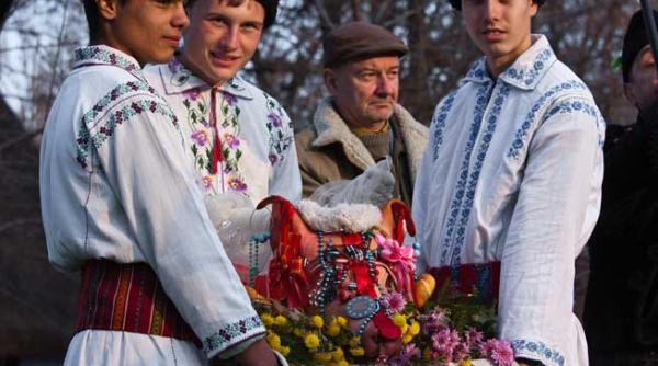 festivalul de datini si obiceiuri de iarna florile dalbe