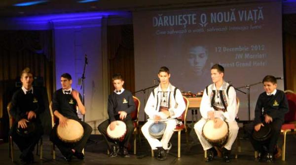 artisti de pe strada educati de concordia asteapta sa cante pentru petreceri