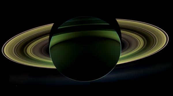 imagine spectaculoasa din spatiu planeta saturn surprinsa de sonda cassini aflata pe partea intunecata a planetei video