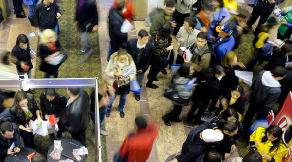 peste 13500 romani au concurat pentru un job prost platit