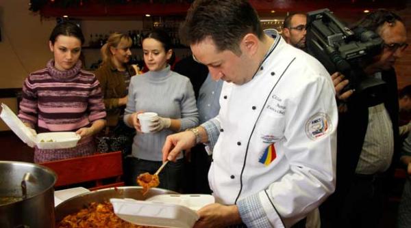 un bucatar renumit impreuna cu debutanti au gatit pentru nevoiasi in centrul vechi al capitalei