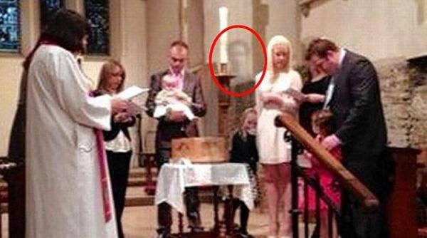 aparitie fantomatica in biserica in timpul unui botez stafia bunicului martora la crestinarea nepoatei foto