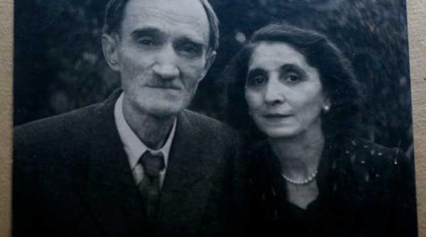 este decembrie domnul bacovia traverseaza piata cu vioara ascunsa sub haina