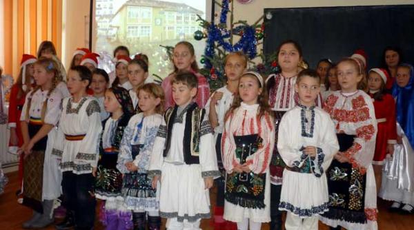 interferente culturale in spatiul romano american mos craciun americanii si corpul pacii la toplita