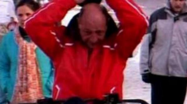 basescu a intrat in vacanta se da cu snow mobilul la predeal
