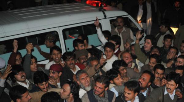 un pakistanez acuzat de blasfemie ucis si ars de o multime furioasa