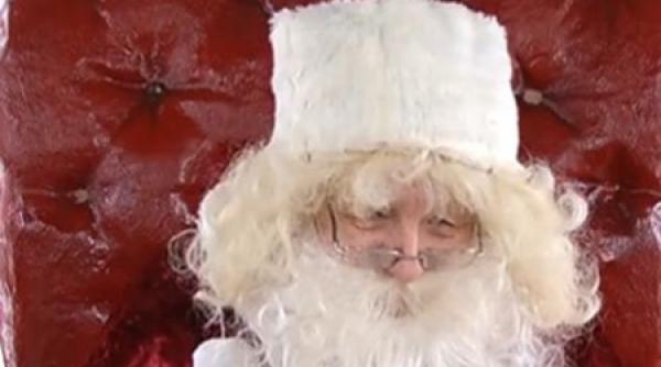 cat castiga un mos craciun de mall