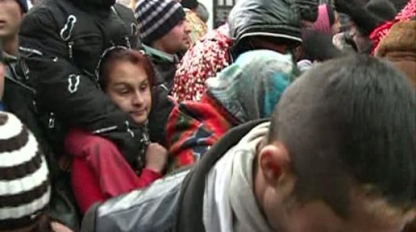 astia au venit la colindat au venit la bani cu copiii in carca sute de oameni s au calcat in picioare la poarta lui becali in pipera