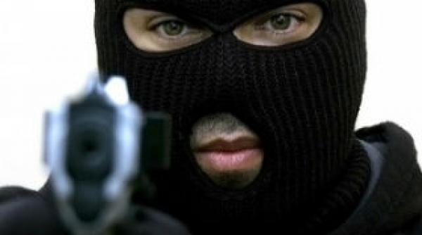 jaf armat la o banca din capitala hotul a reusit sa fuga cu banii gasiti