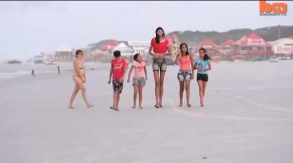 video si galerie foto uimitoare povestea celei mai inalte adolescente din lume