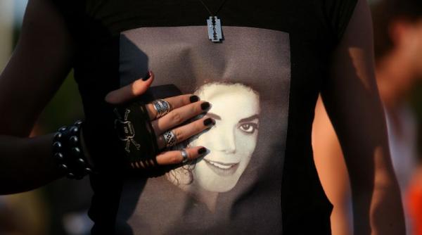 fotografie cu michael jackson publicata in premiera tmz a intrat in posesia ultimului carnet de conducere al artistului