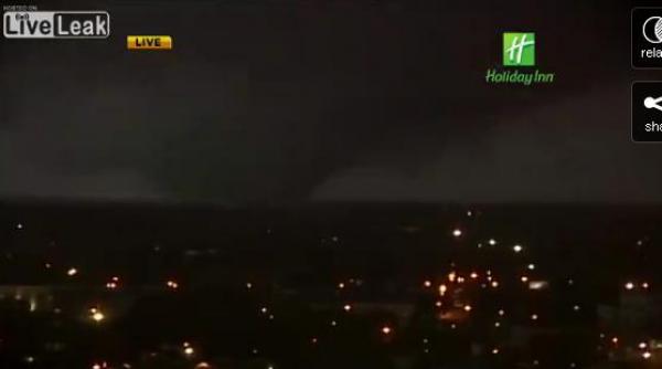 o tornada decide sa si faca aparitia fix in timp ce prezentatorul meteo prezenta vremea video