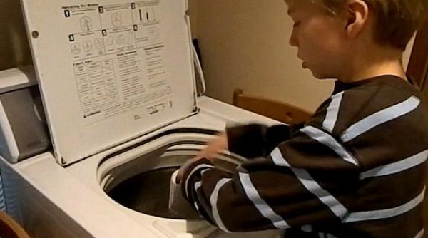 copii fac lucruri trasnite ce se poate intampla daca lasi copilul sa se joace cu masina de spalat rufe