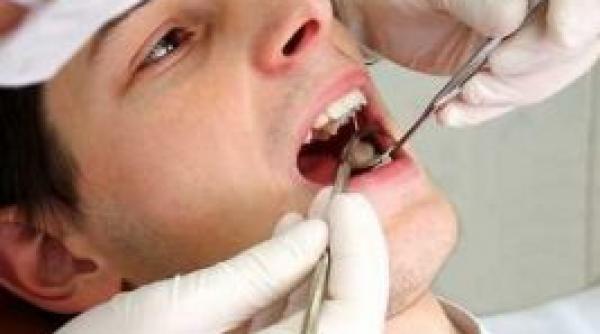 un stomatolog i a scapat un ac pe gat unui pacient din buzau