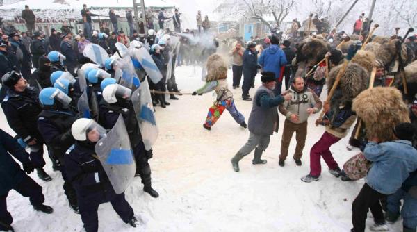 traditionala bataie cu batele intre cetele de mascati de la ruginoasa impiedicata de jandarmi