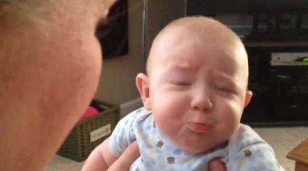 un bebelu adorabil caruia nu i plac miorlaiturile video