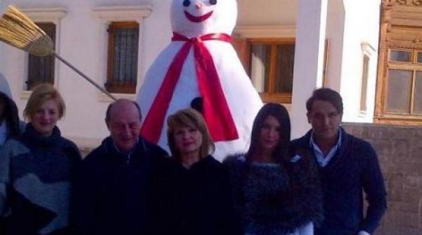 eba a publicat pe twitter primele fotografii din 2013 cu familia si omul de zapada