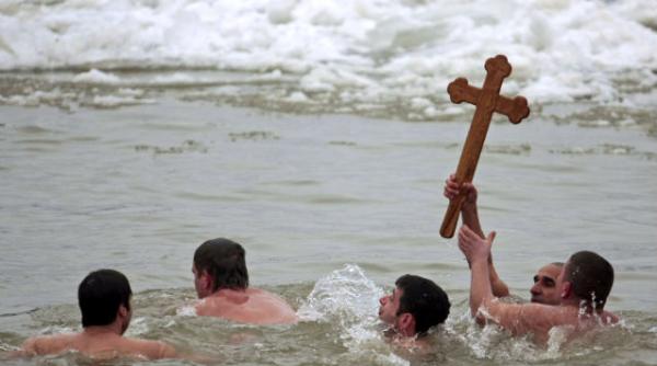 inscrierile pentru recuperarea crucii de boboteaza din apele dunarii se fac pana sambata candidati trebuie sa vina cu ekg ul