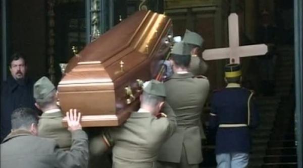 trupul neinsufletit al maestrului sergiu nicolaescu a fost depus la cercul militar