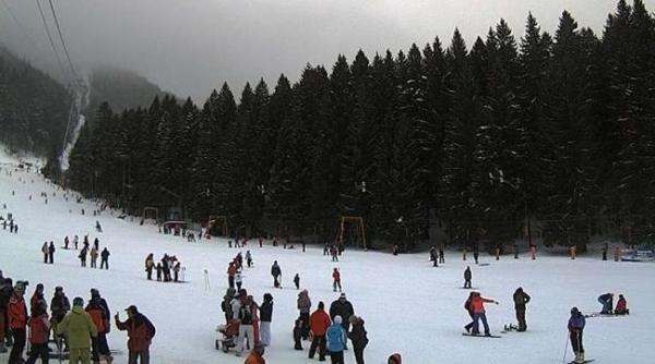 mii de turisti au luat cu asalt sta iunile de pe valea prahovei urmareste cum se schiaza la munte pe webcam jurnalul ro live video